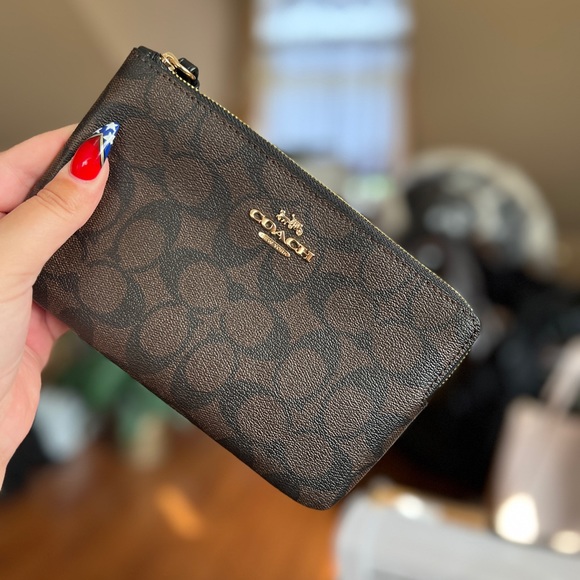 NEW‼️ COACH Large Corner Zip Wristlet In Signature Canvas NEW WITH TAGS - Picture 8 of 16